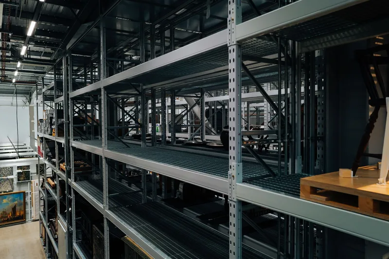 Rak gudang ecommerce yang terorganisir dengan baik menggunakan warehouse system management software